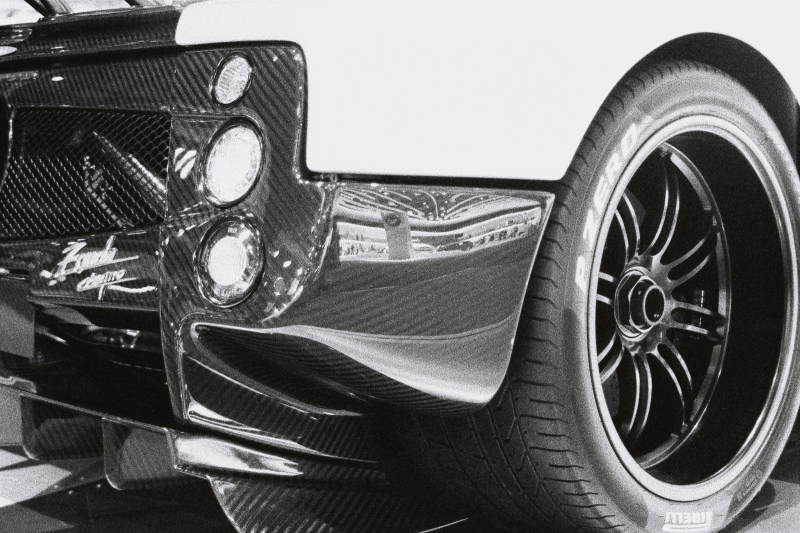 Illustration for article titled Photographing Supercars with Weird, Old Cameras